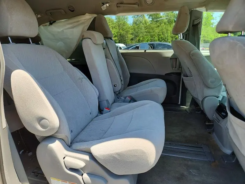 2017 TOYOTA SIENNA LE  