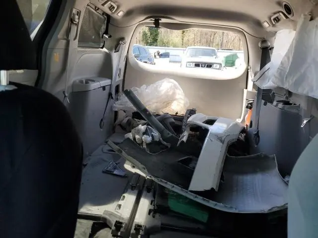 2011 TOYOTA SIENNA LE  