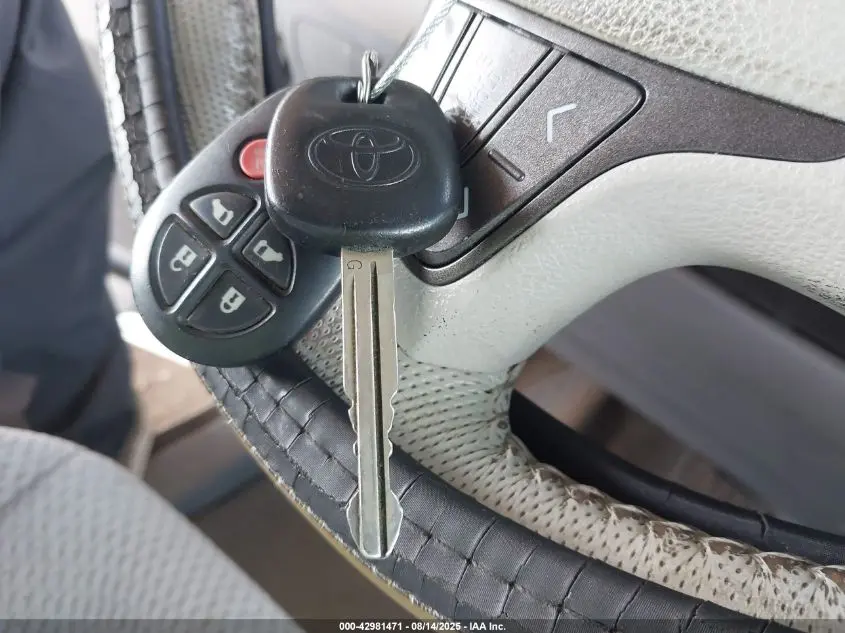 2011 TOYOTA SIENNA XLE V6