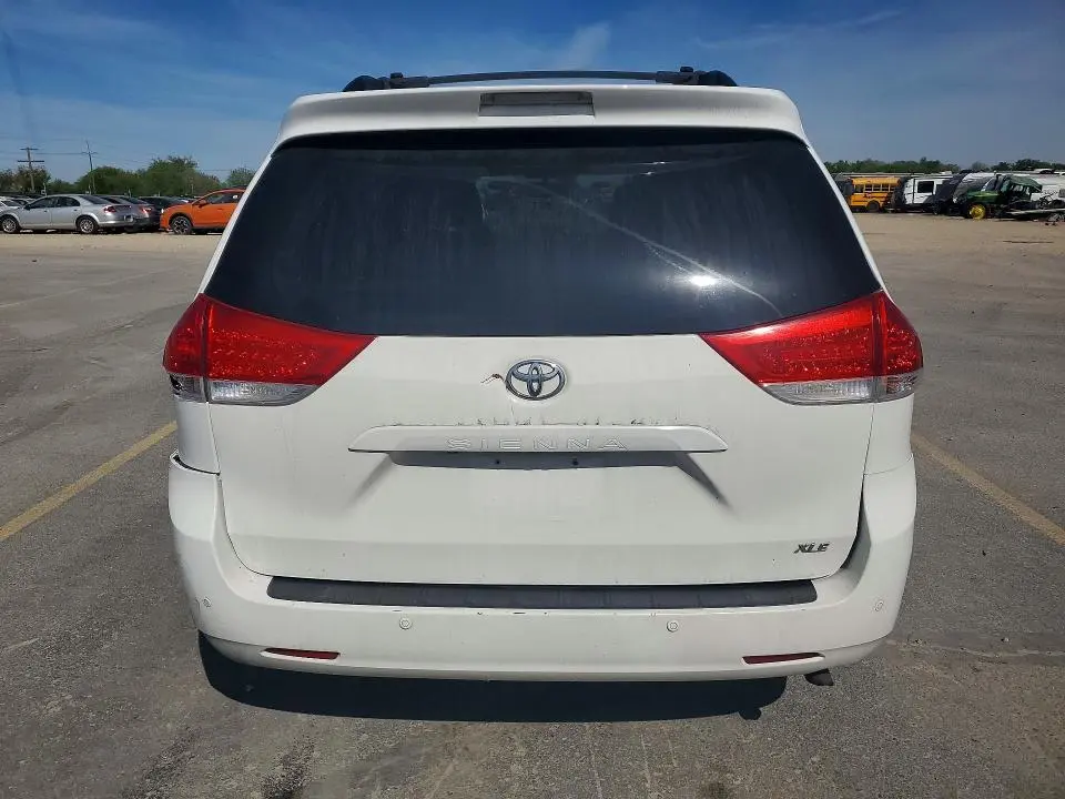 2014 TOYOTA SIENNA XLE 8-PASSENGER  