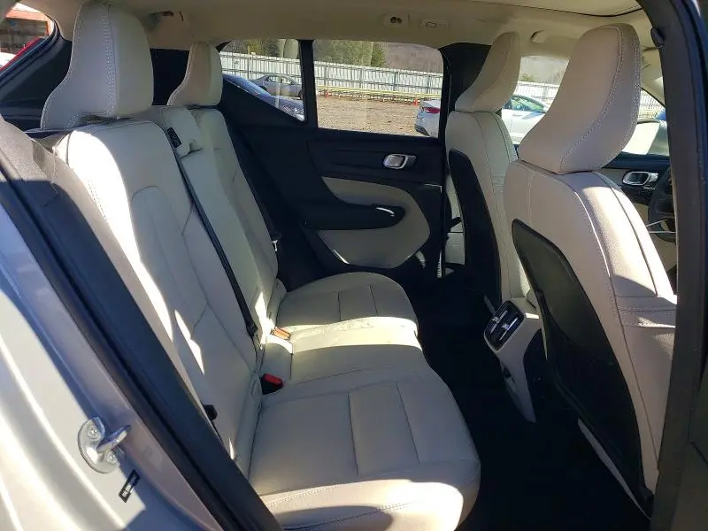 2023 VOLVO XC40 PLUS  