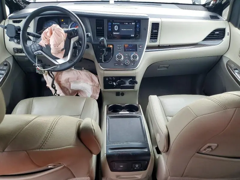 2017 TOYOTA SIENNA XLE  