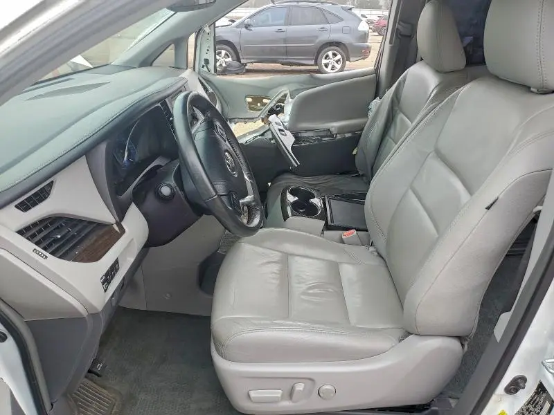 2017 TOYOTA SIENNA XLE  