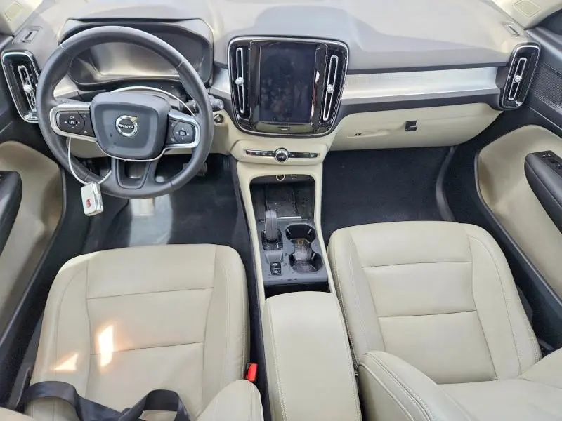 2020 VOLVO XC40 T5 MOMENTUM  