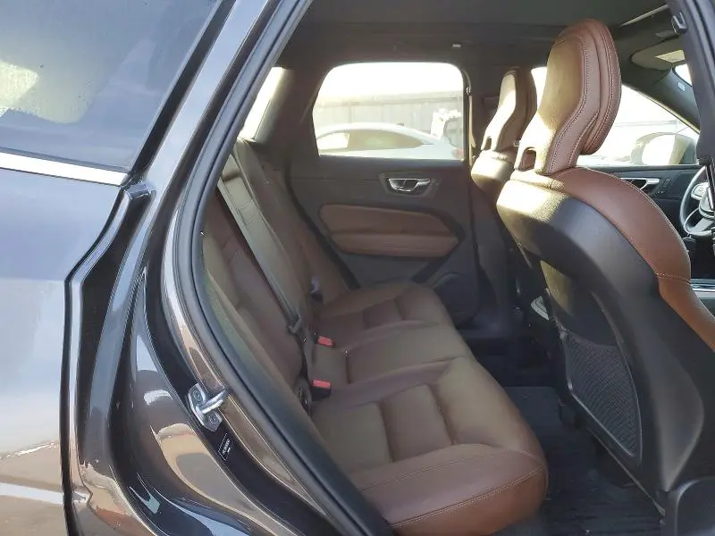 2022 VOLVO XC60 B5 MOMENTUM  