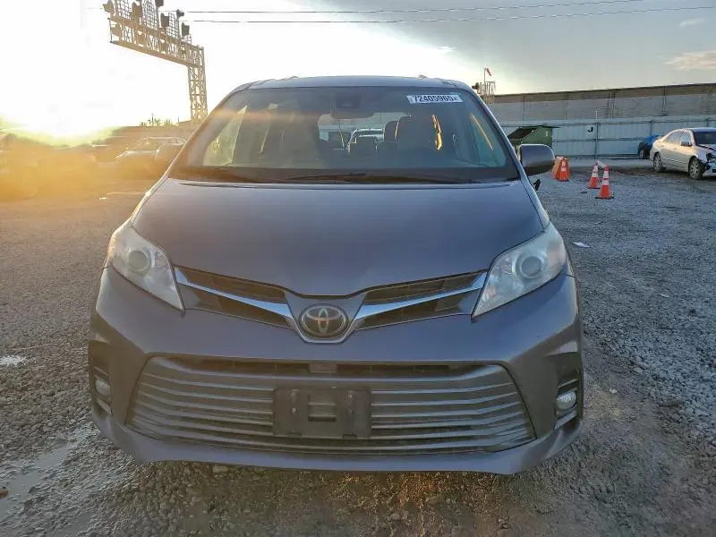 2018 TOYOTA SIENNA XLE  