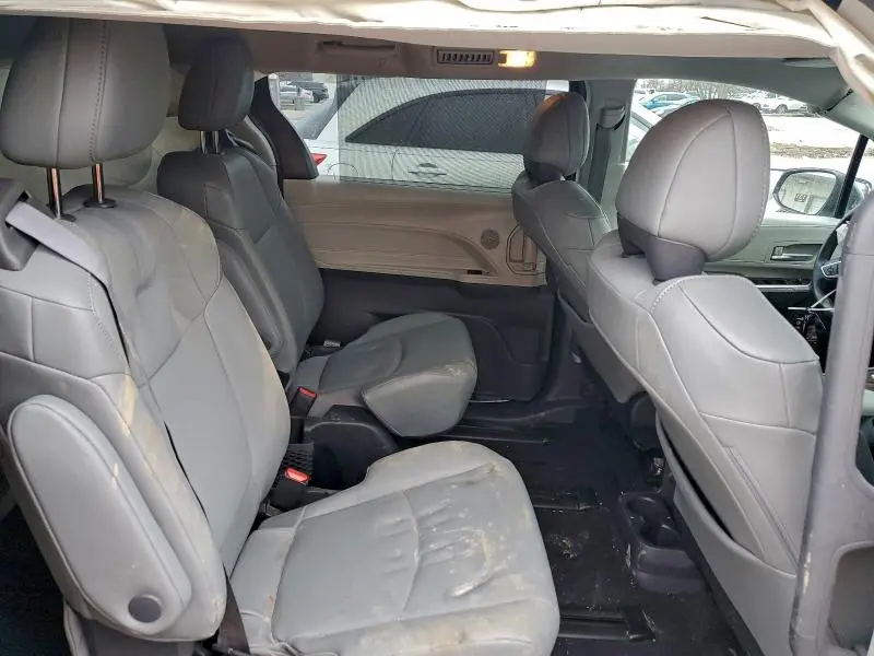 2023 TOYOTA SIENNA XLE  