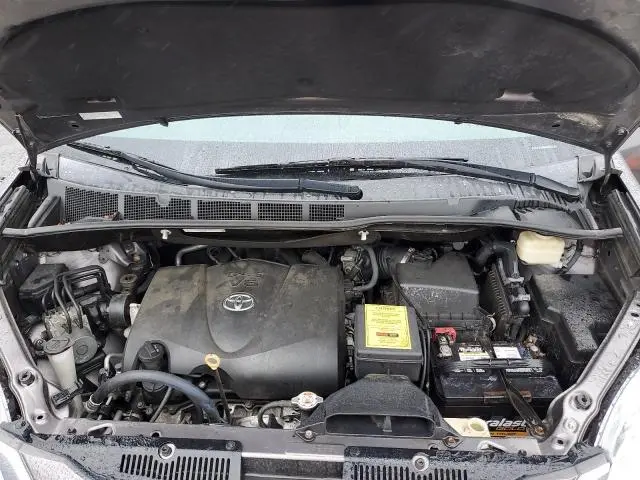2017 TOYOTA SIENNA LE  