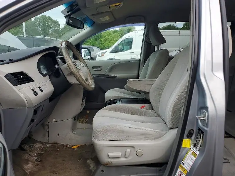2013 TOYOTA SIENNA LE  