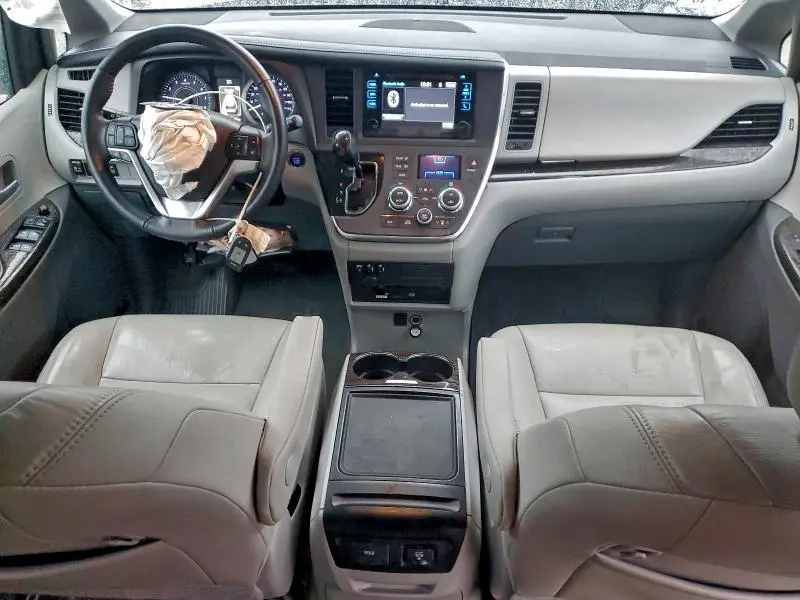 2017 TOYOTA SIENNA XLE  