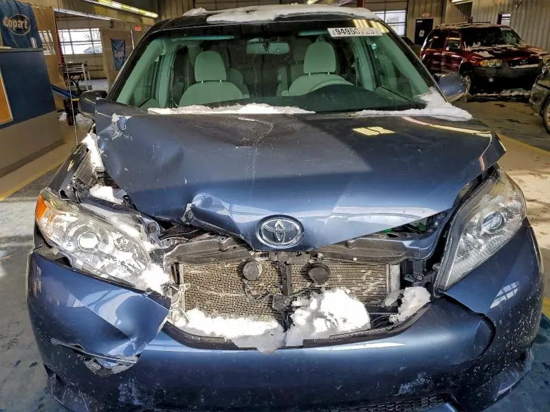 2014 TOYOTA SIENNA LE  