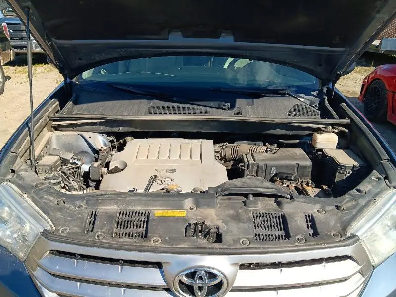 2011 TOYOTA HIGHLANDER SE  