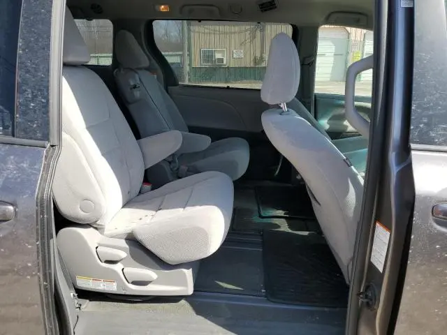 2017 TOYOTA SIENNA LE  