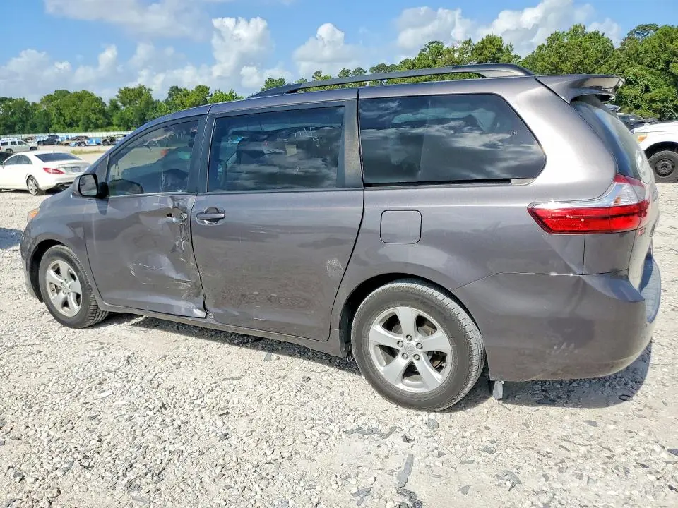 2017 TOYOTA SIENNA LE  