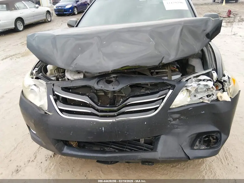 2011 TOYOTA CAMRY XLE V6