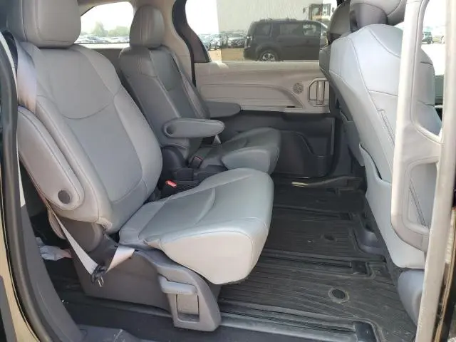 2021 TOYOTA SIENNA XLE  