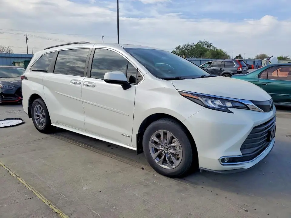 2021 TOYOTA SIENNA XLE 8-PASSENGER  