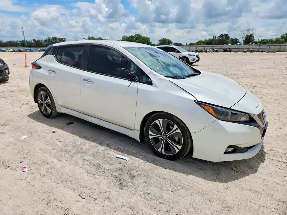 2022 NISSAN LEAF SV  