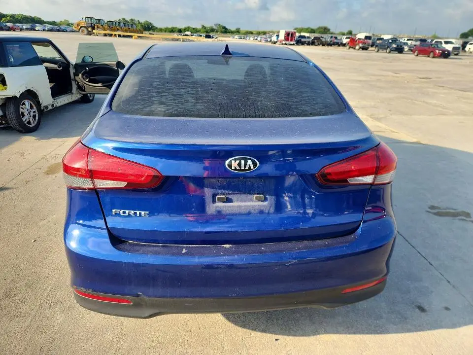 2017 KIA FORTE LX  