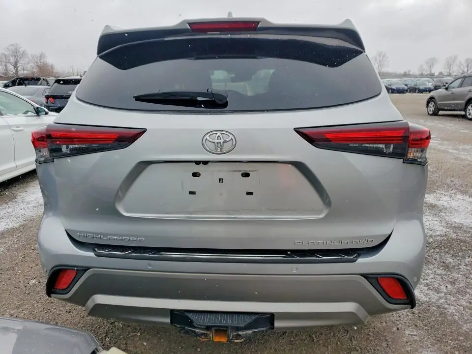 2024 TOYOTA HIGHLANDER LE  
