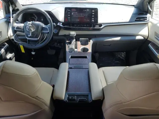 2023 TOYOTA SIENNA XLE  
