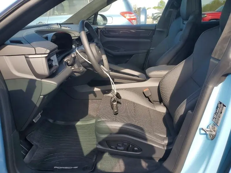 2025 PORSCHE MACAN TURBO  