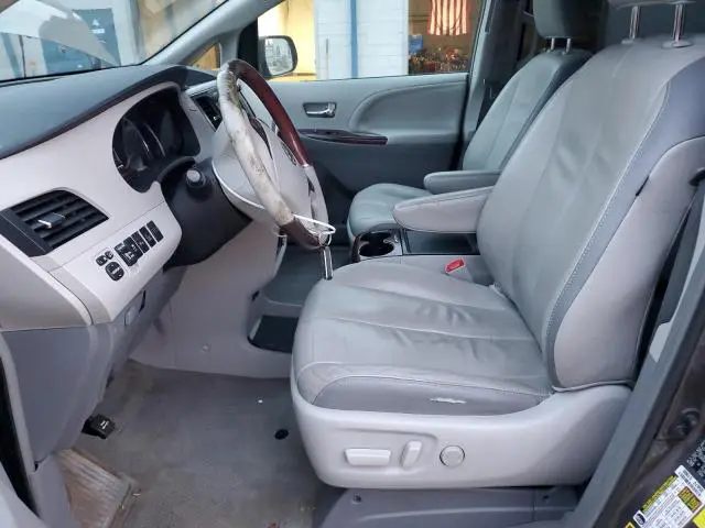 2013 TOYOTA SIENNA XLE  