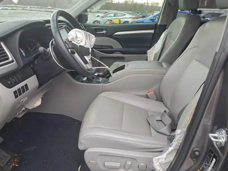 2019 TOYOTA HIGHLANDER SE  