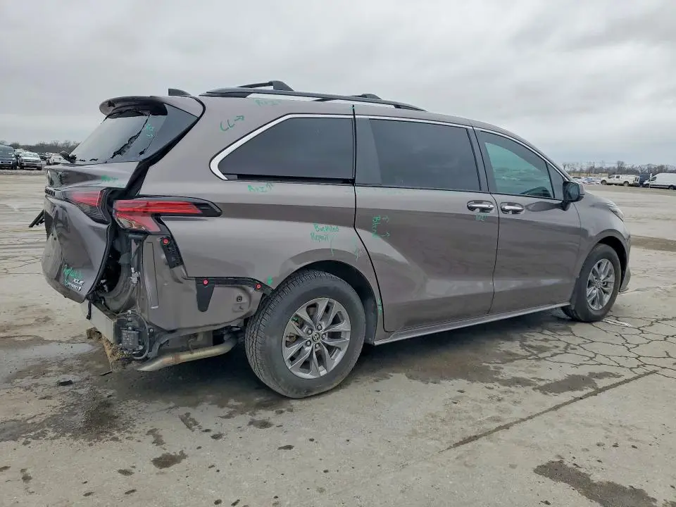 2022 TOYOTA SIENNA XLE 8-PASSENGER  
