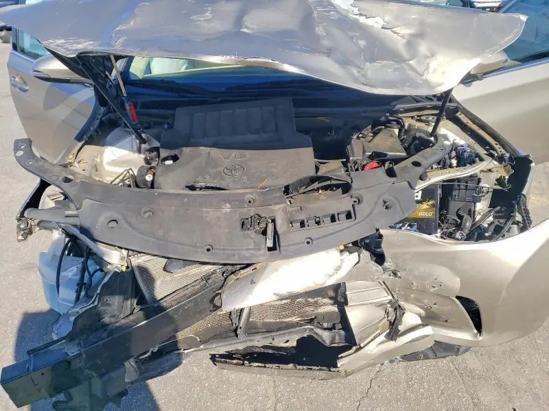 2016 TOYOTA AVALON XLE  