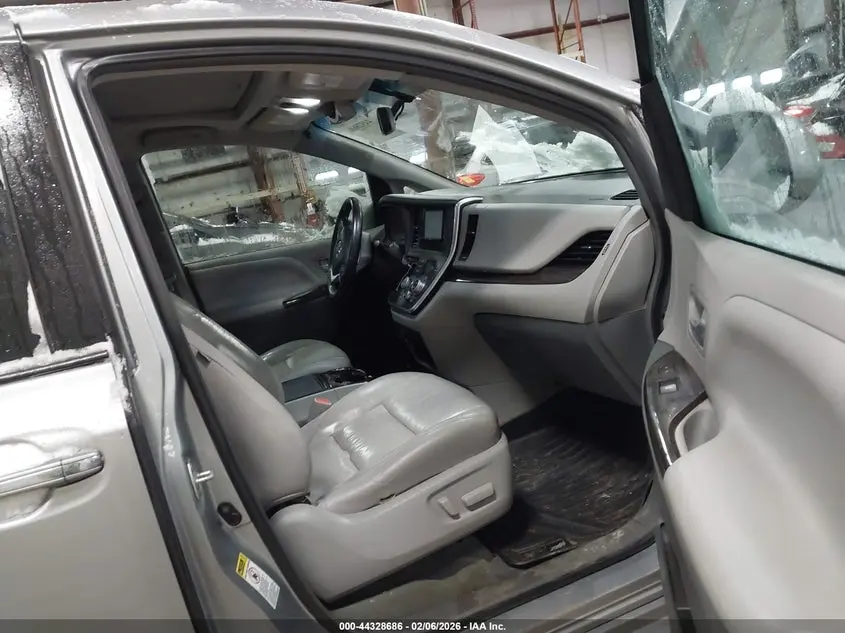 2015 TOYOTA SIENNA XLE 8 PASSENGER