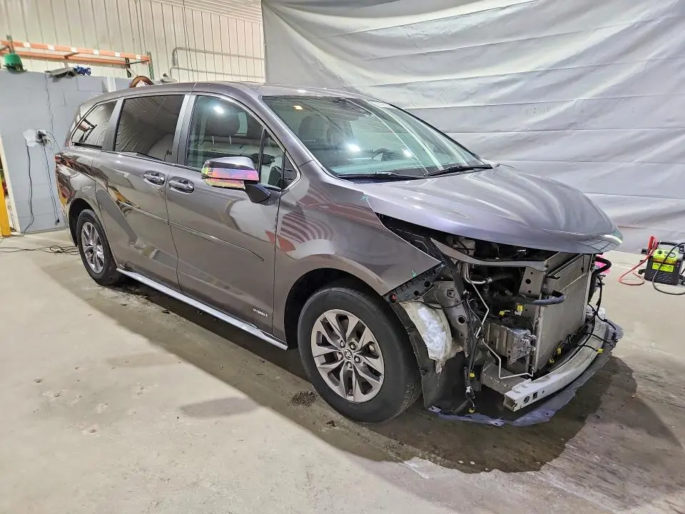 2021 TOYOTA SIENNA LE  