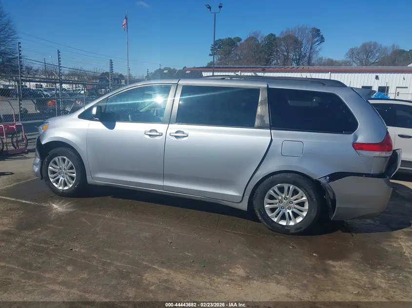 2013 TOYOTA SIENNA XLE V6 8 PASSENGER