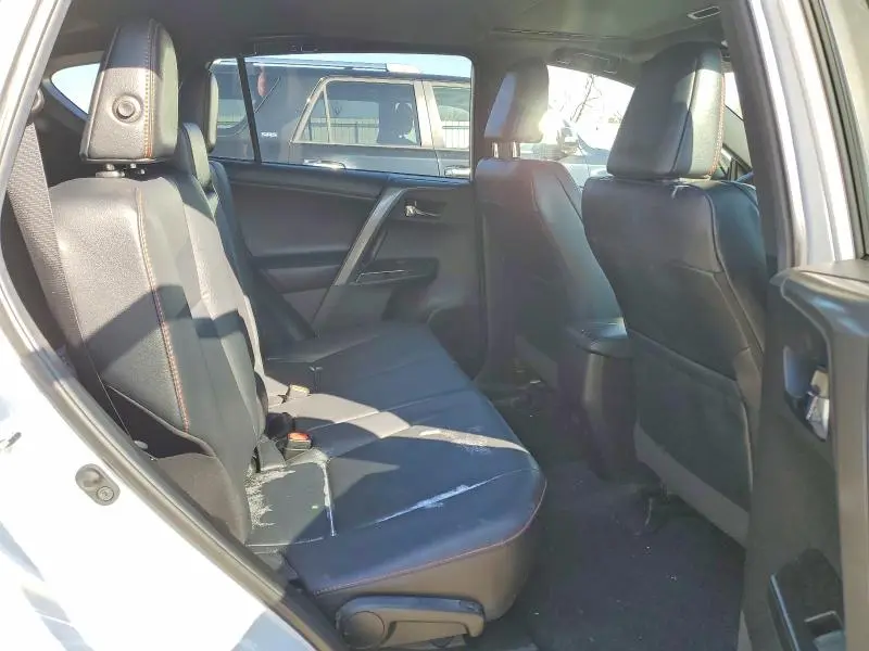 2018 TOYOTA RAV4 SE  
