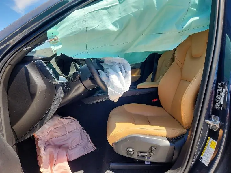 2020 VOLVO XC60 T6 MOMENTUM  