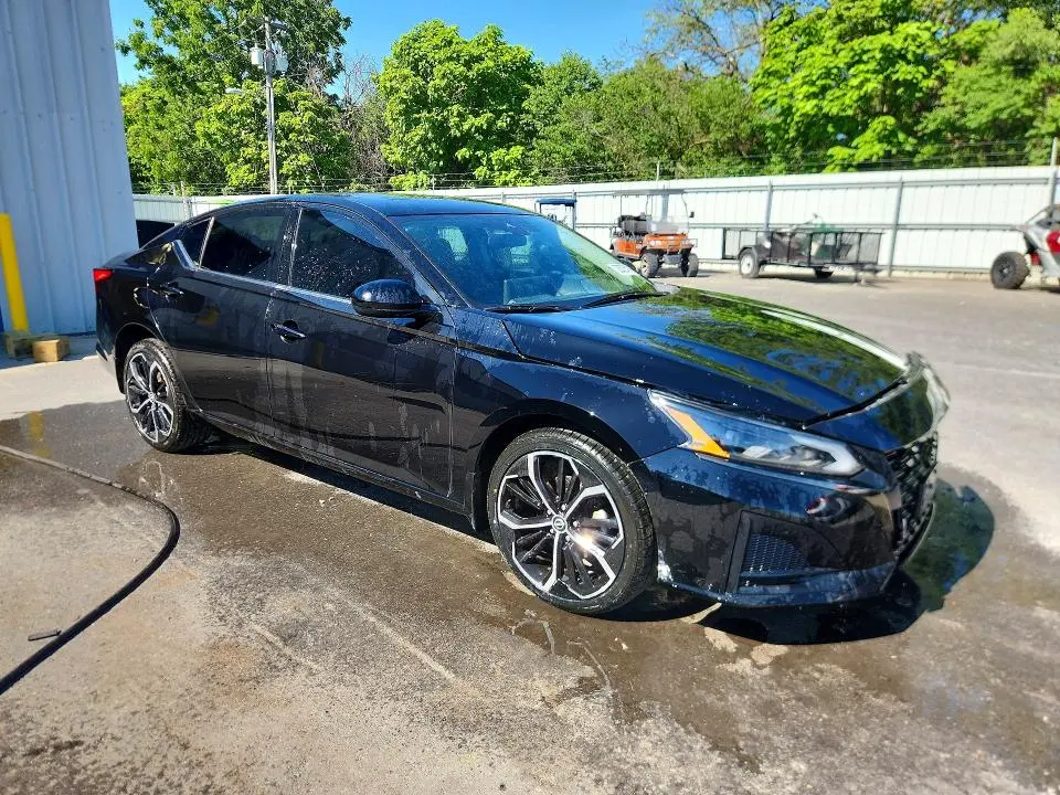2023 NISSAN ALTIMA SR  