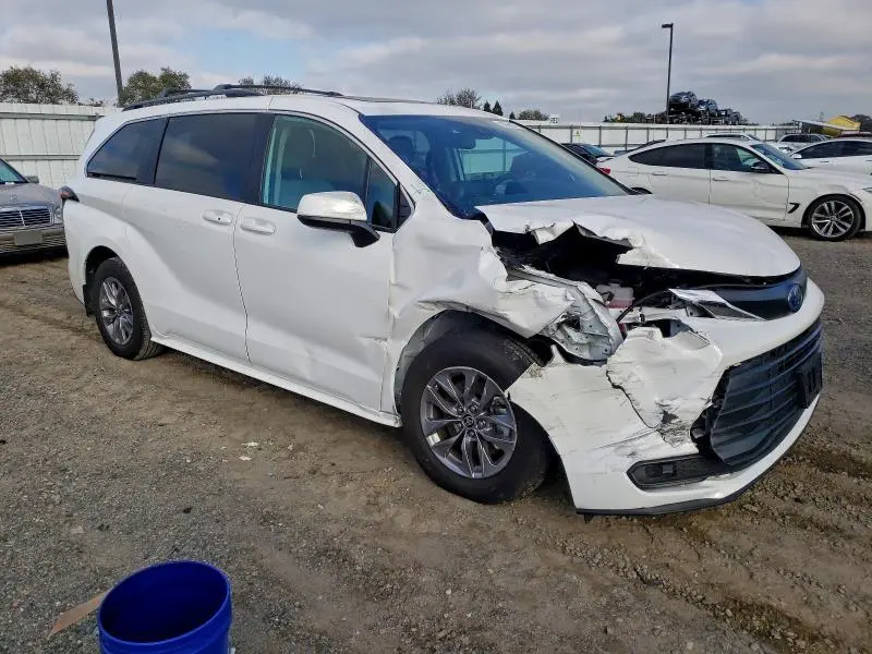 2024 TOYOTA SIENNA LE  