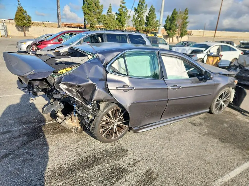 2018 TOYOTA CAMRY SE  