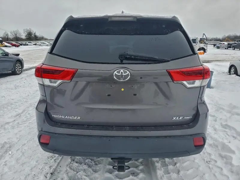 2018 TOYOTA HIGHLANDER SE  