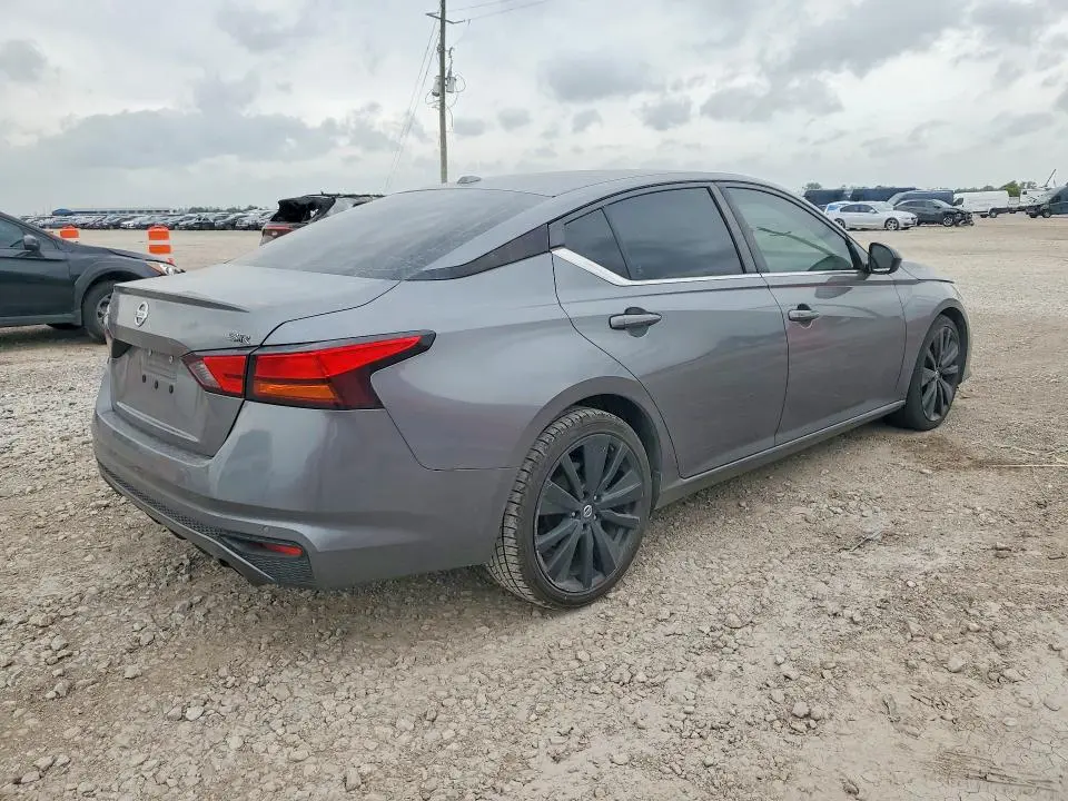 2022 NISSAN ALTIMA SR  