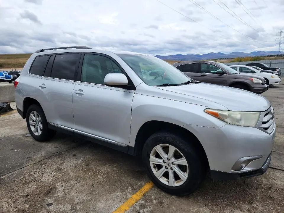 2013 TOYOTA HIGHLANDER SE  