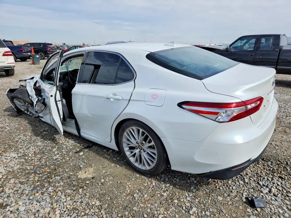 2020 TOYOTA CAMRY XLE  
