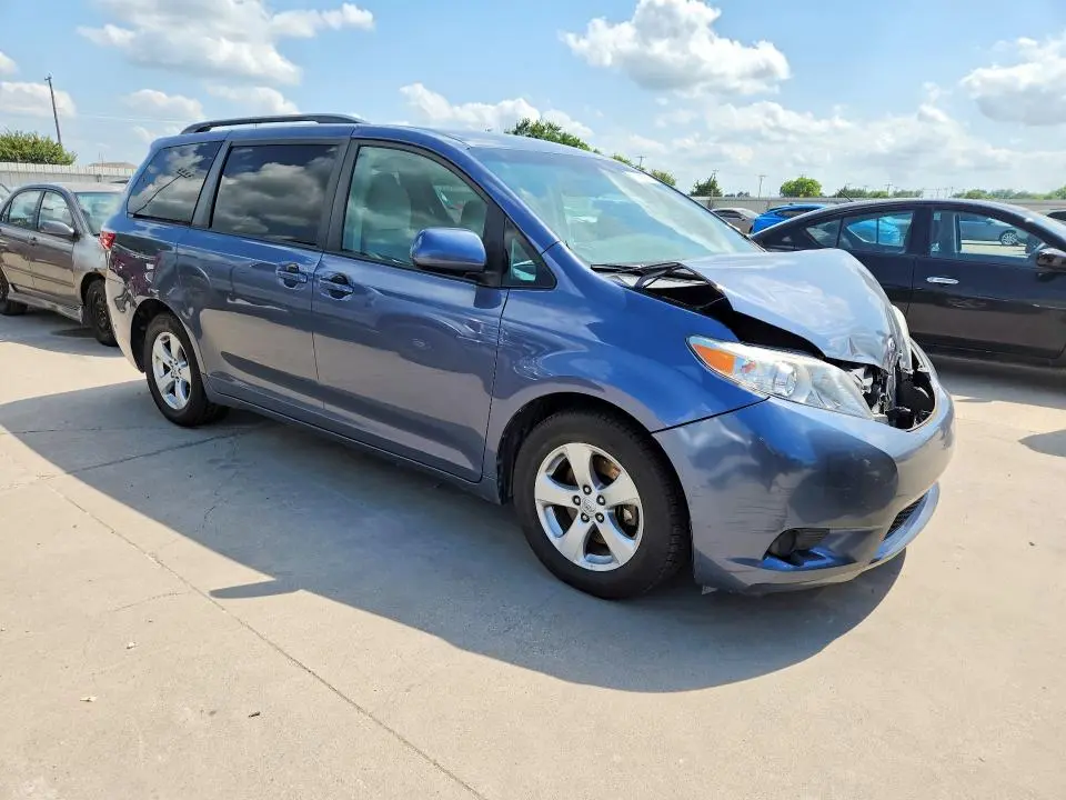 2016 TOYOTA SIENNA LE  