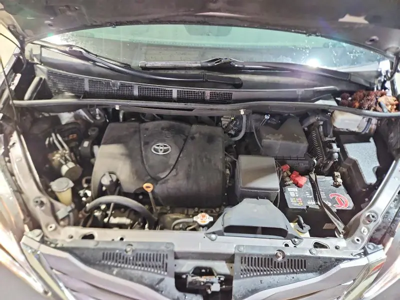2017 TOYOTA SIENNA LE  