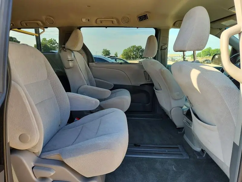 2017 TOYOTA SIENNA LE  