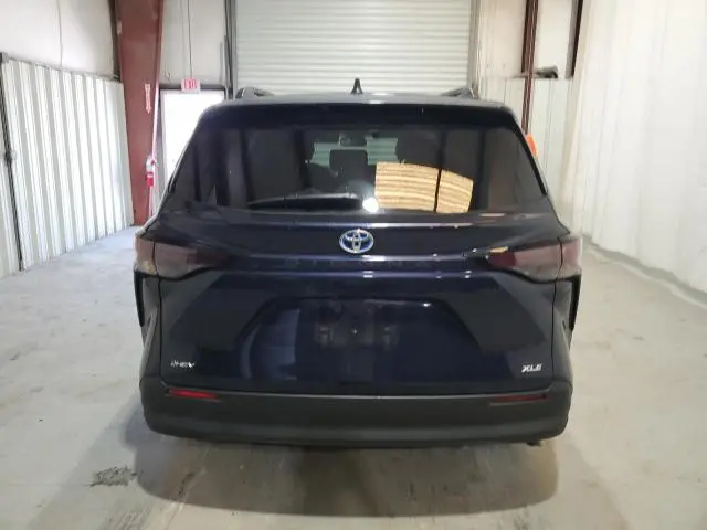 2025 TOYOTA SIENNA XLE  