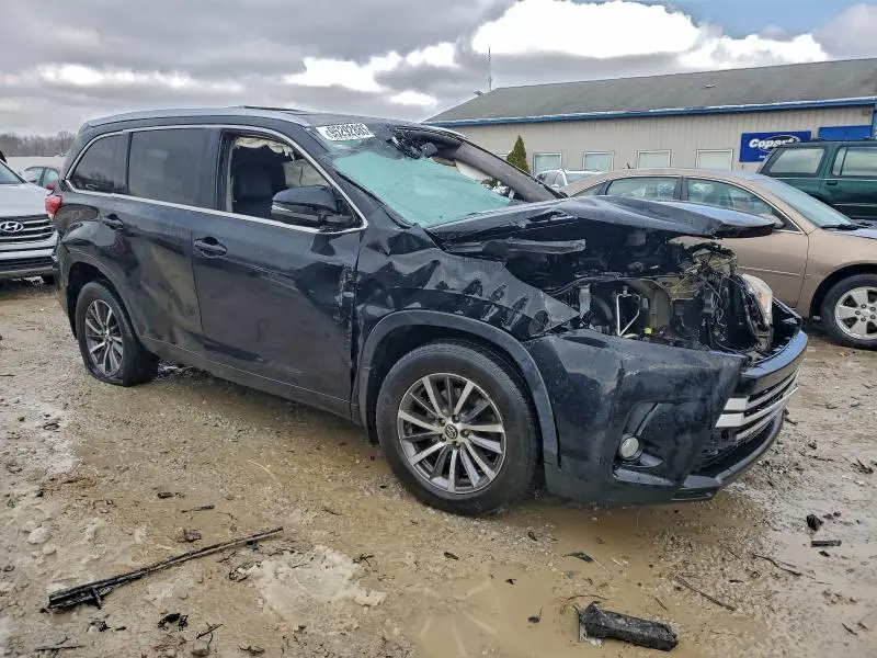 2017 TOYOTA HIGHLANDER SE  