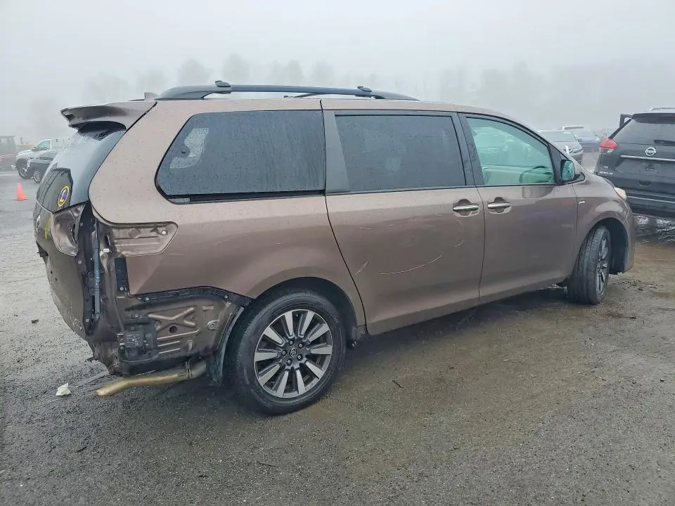2019 TOYOTA SIENNA XLE  