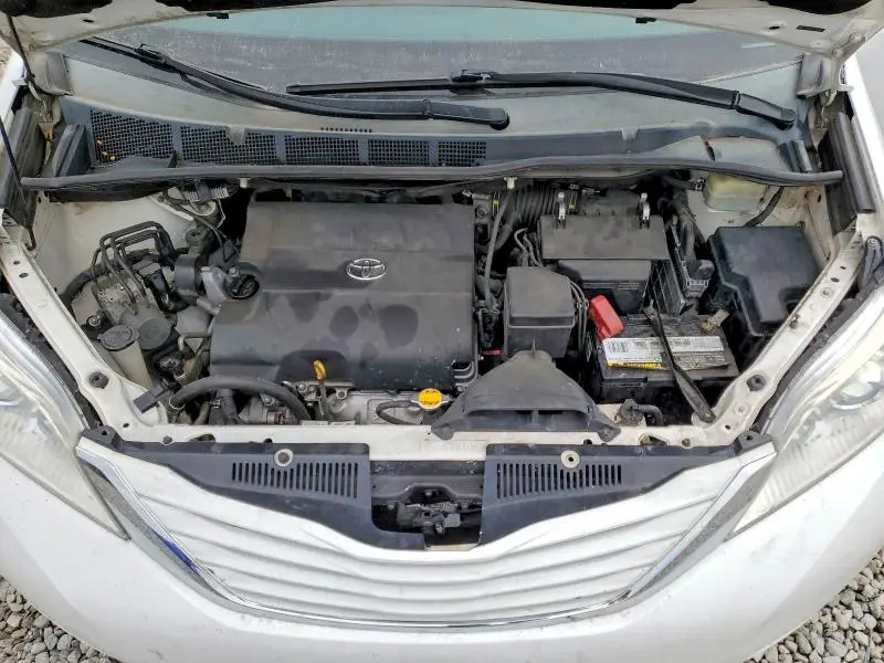 2015 TOYOTA SIENNA LE  