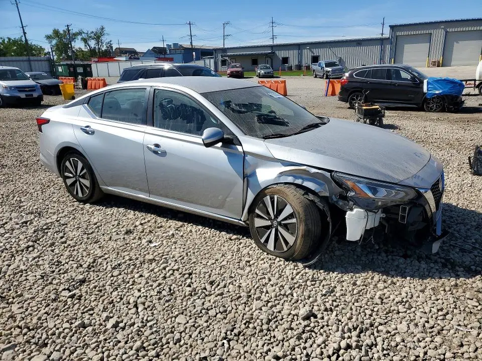 2022 NISSAN ALTIMA SV  